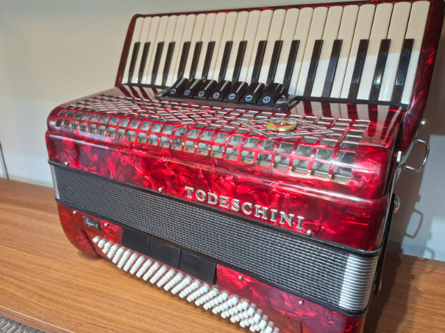 Acordeon Todeschini Modelo Super 6 - Vermelho