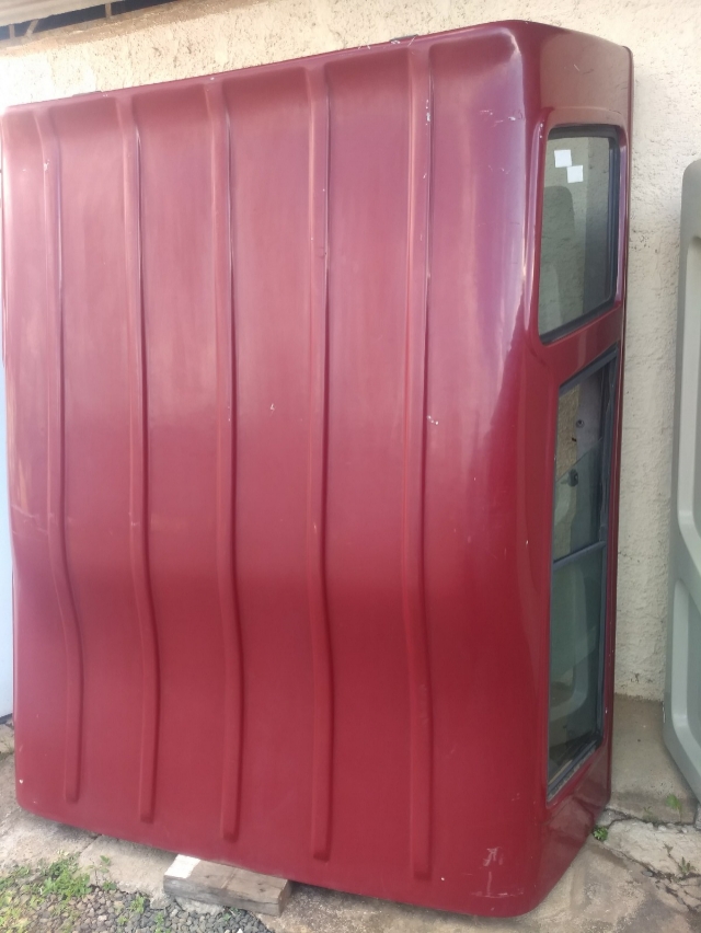 Capota de Fibra para F-1.000 93 em diante - Vermelha (Semi-nova)