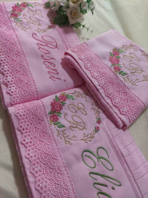 2 Toalhas Banho + 1 Toalha Rosto | Com Renda | Moldura Flores