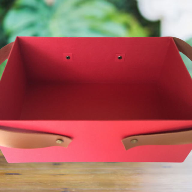 Caixa cartonada vermelha iniciais douradas